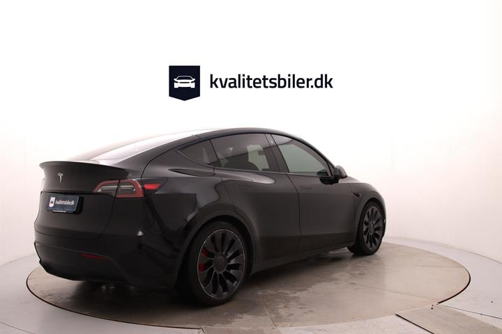 Sort Tesla Model Y fra 2023