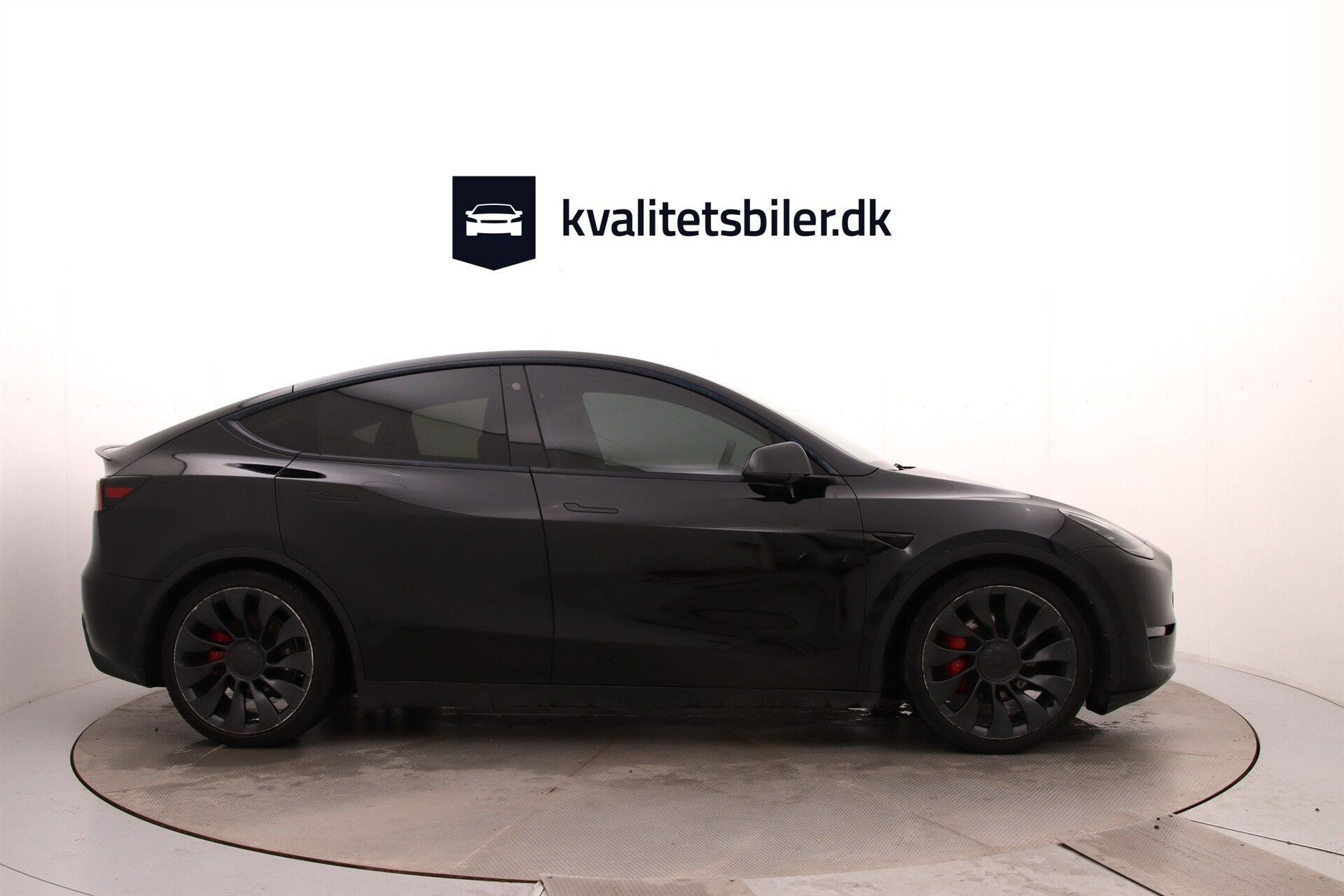 Sort Tesla Model Y fra 2023