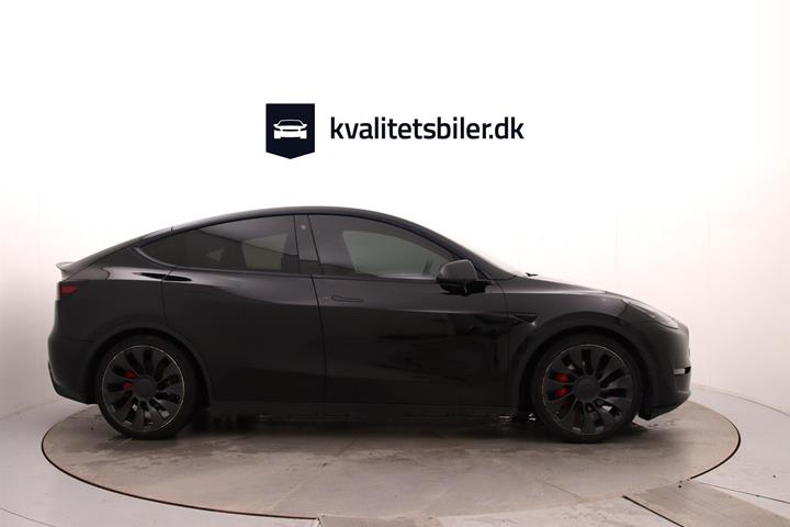 Sort Tesla Model Y fra 2023