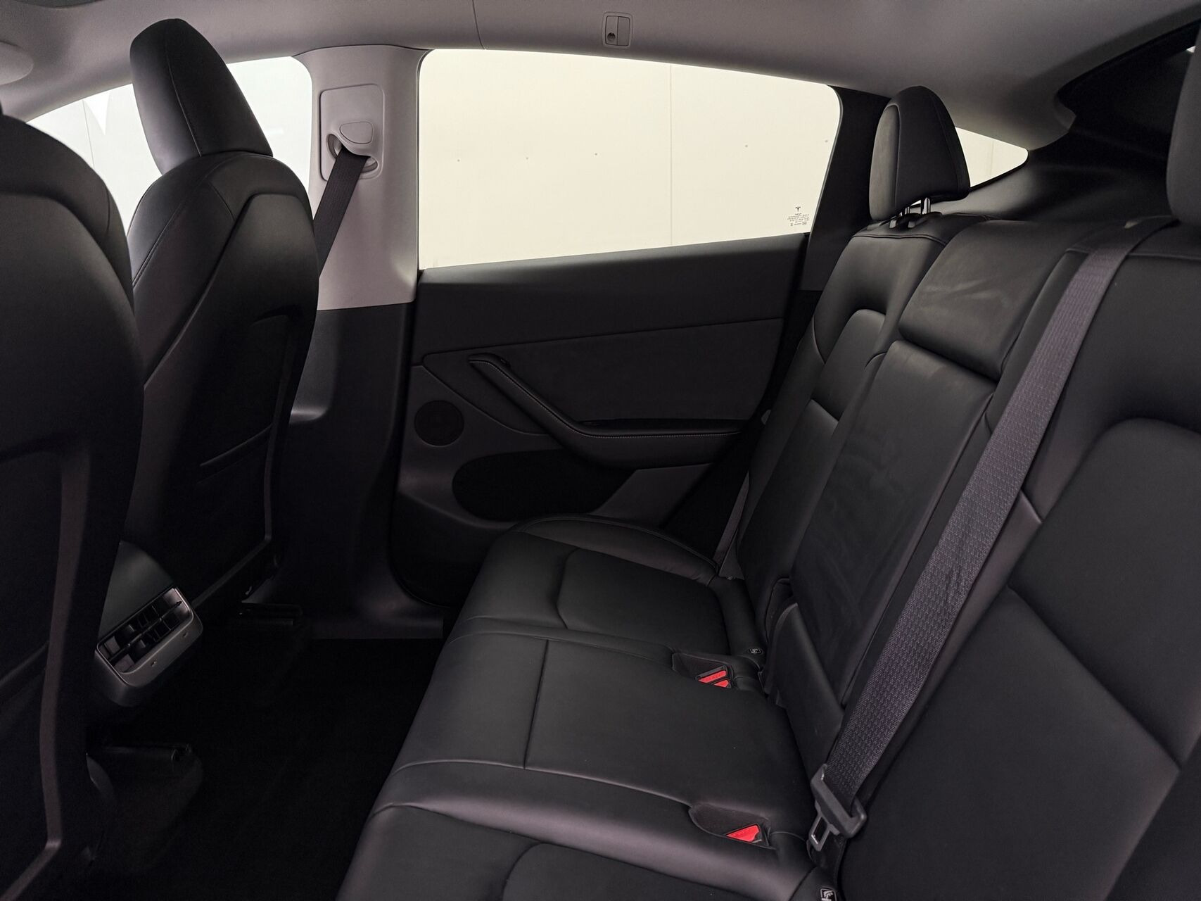 Sort Tesla Model Y fra 2023