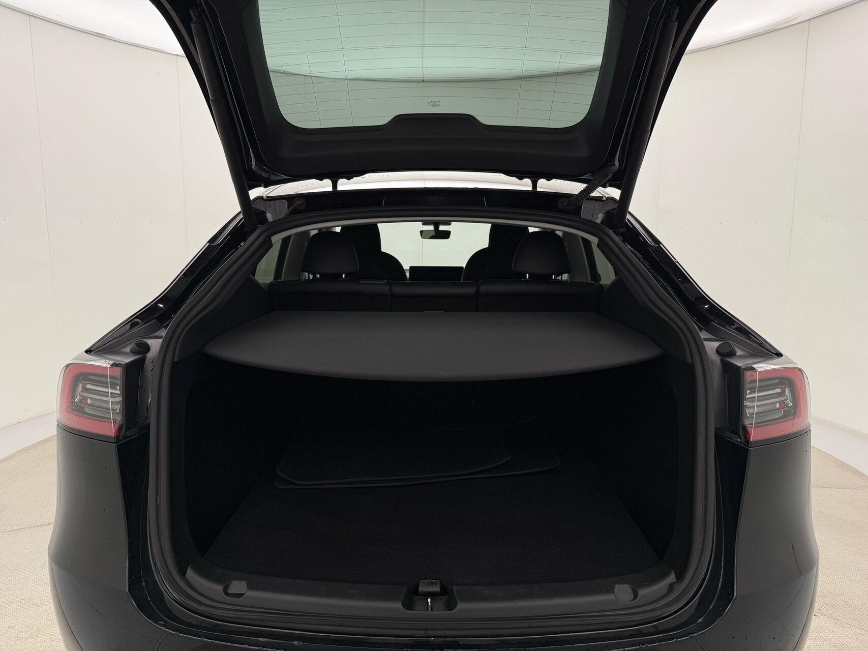 Sort Tesla Model Y fra 2023