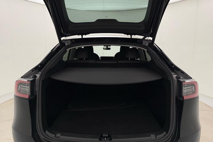 Sort Tesla Model Y fra 2023