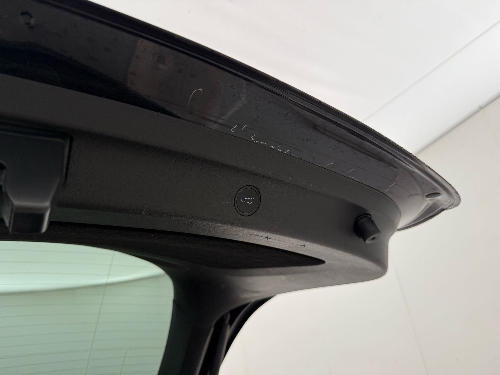 Sort Tesla Model Y fra 2023