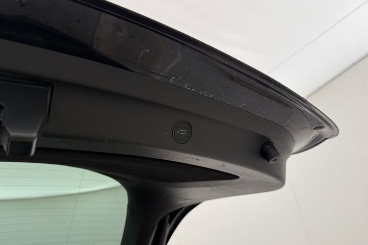 Sort Tesla Model Y fra 2023