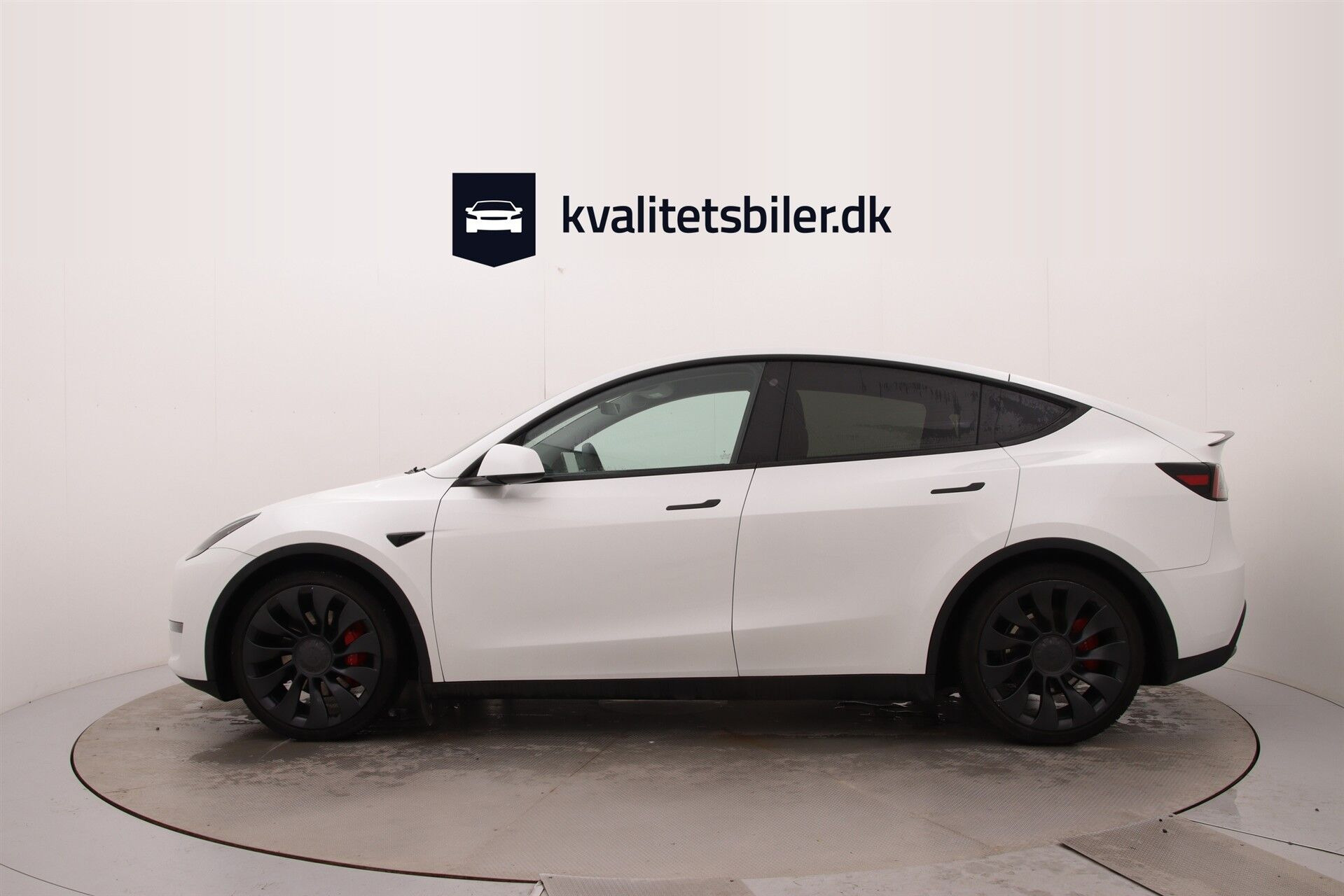 Hvid Tesla Model Y fra 2023