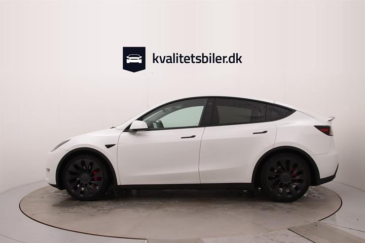 Hvid Tesla Model Y fra 2023