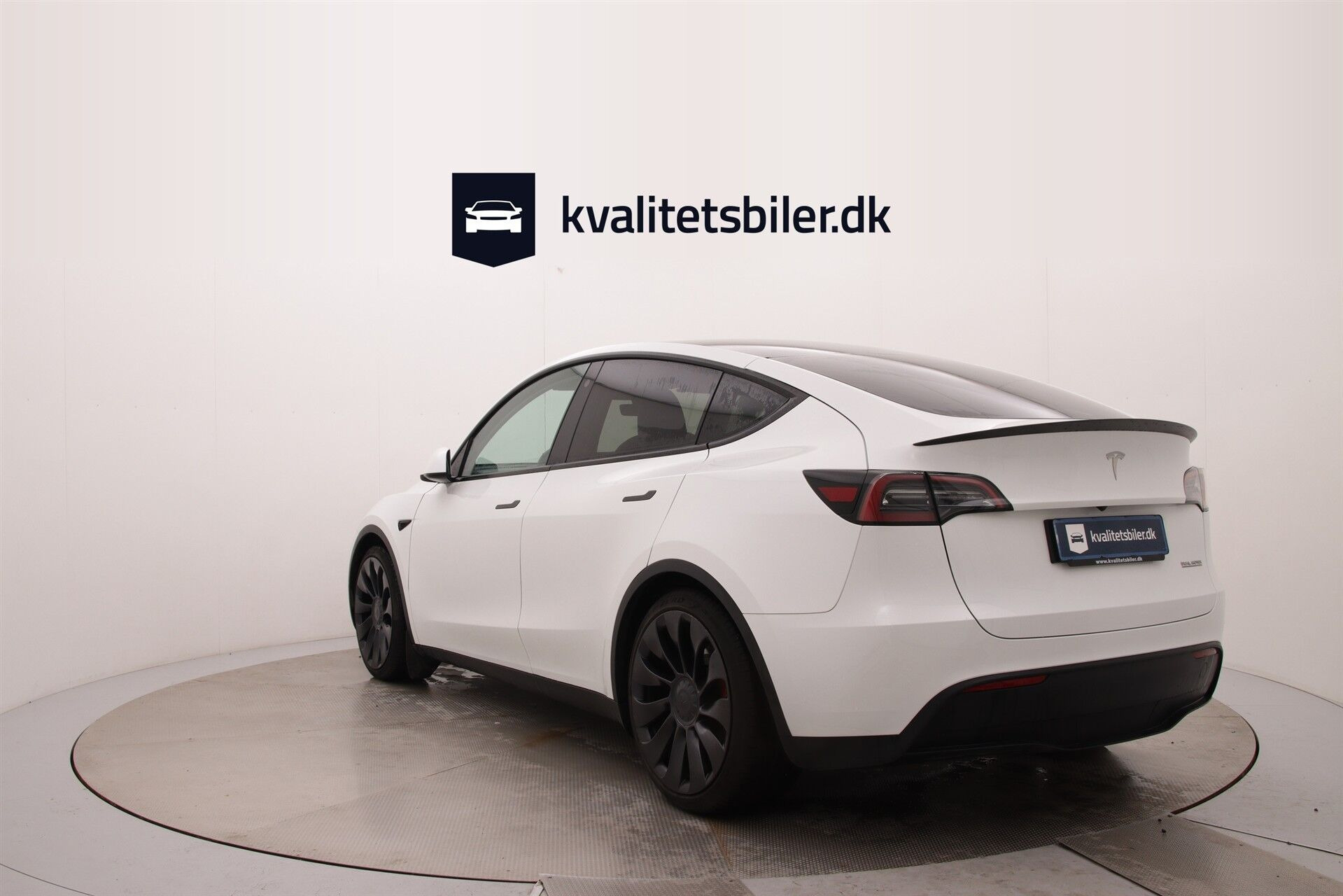 Hvid Tesla Model Y fra 2023