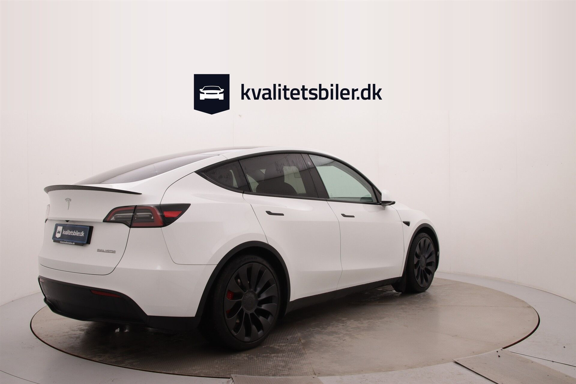 Hvid Tesla Model Y fra 2023
