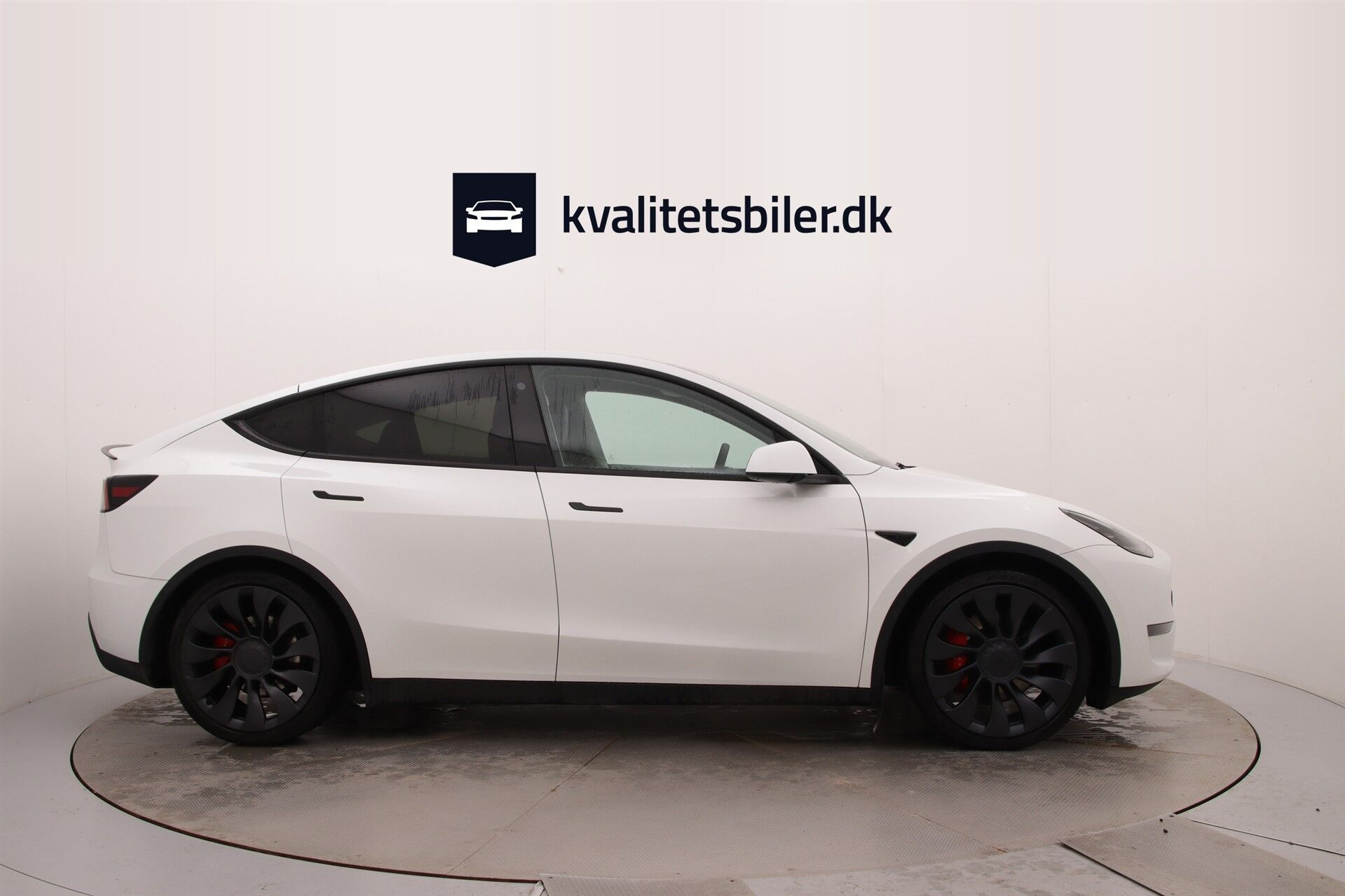 Hvid Tesla Model Y fra 2023