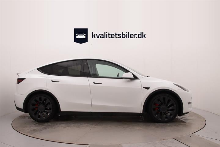 Hvid Tesla Model Y fra 2023