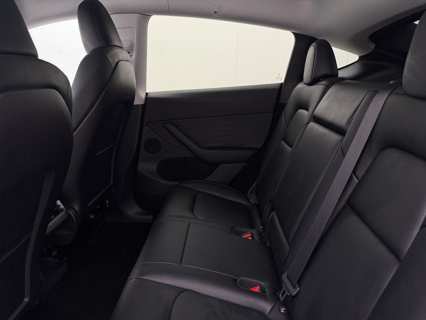 Hvid Tesla Model Y fra 2023