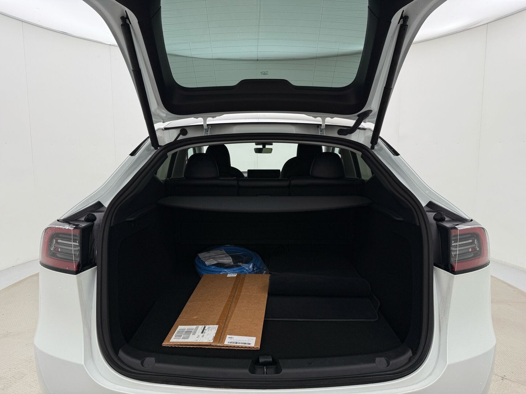 Hvid Tesla Model Y fra 2023
