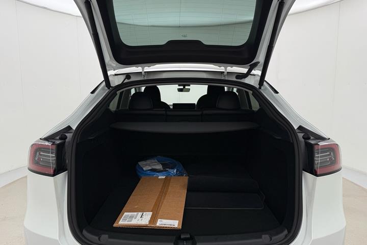 Hvid Tesla Model Y fra 2023