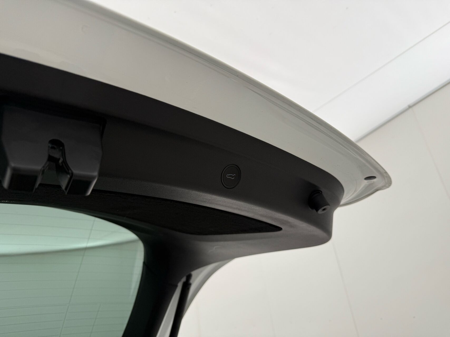 Hvid Tesla Model Y fra 2023