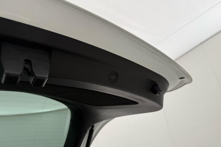 Hvid Tesla Model Y fra 2023