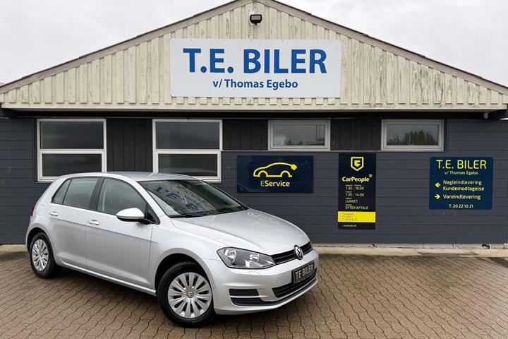 Grå VW Golf fra 2016