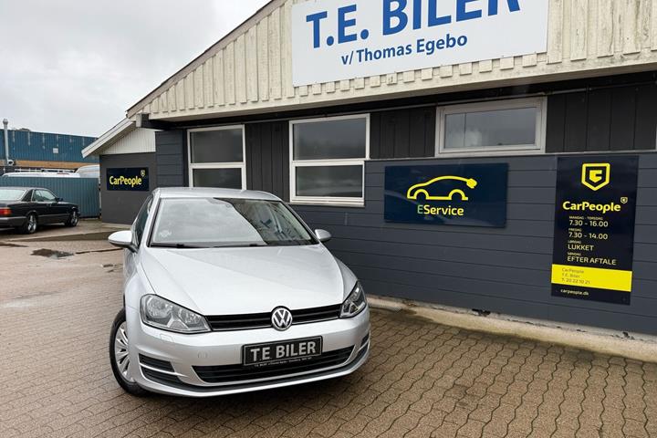 Grå VW Golf fra 2016