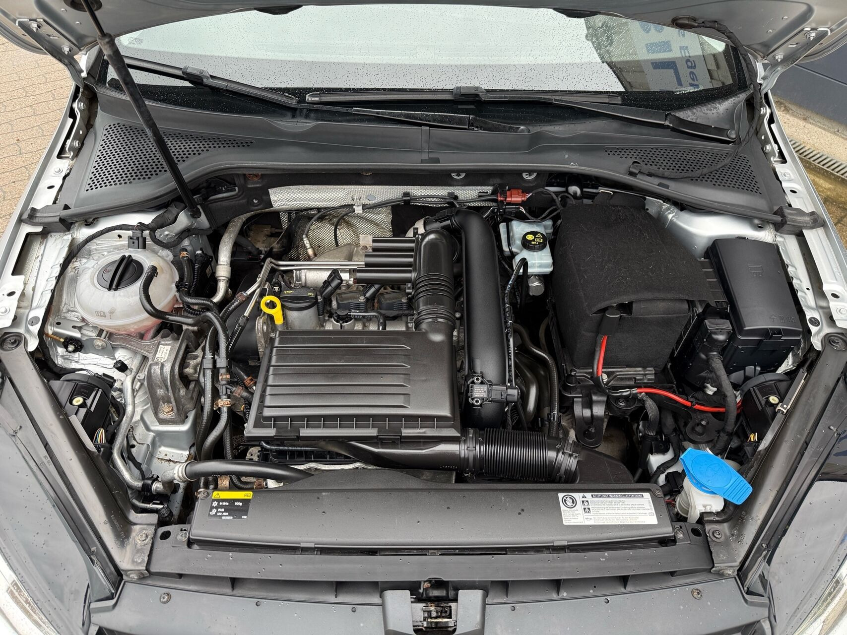 Grå VW Golf fra 2016