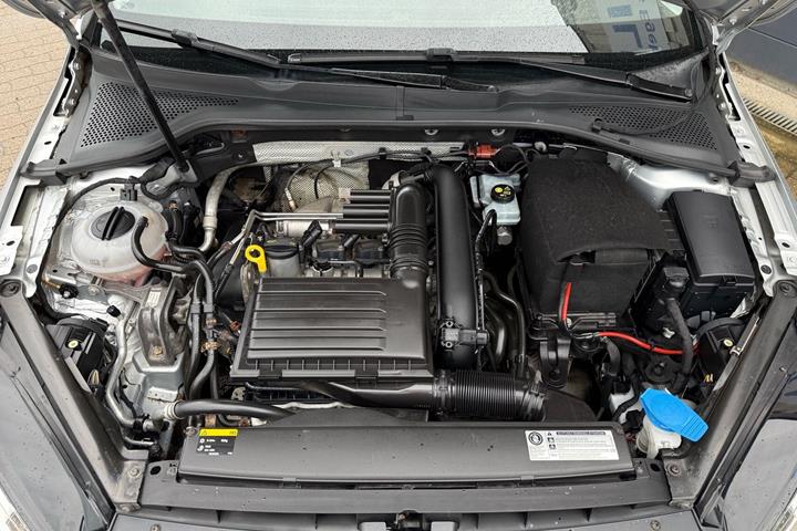 Grå VW Golf fra 2016
