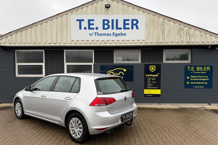 Grå VW Golf fra 2016