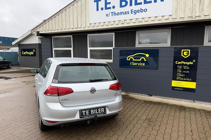 Grå VW Golf fra 2016