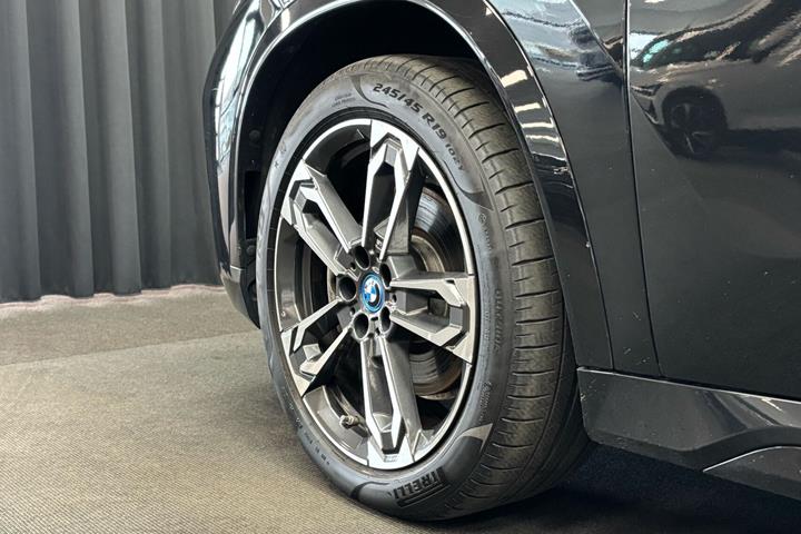Sort BMW iX1 fra 2023