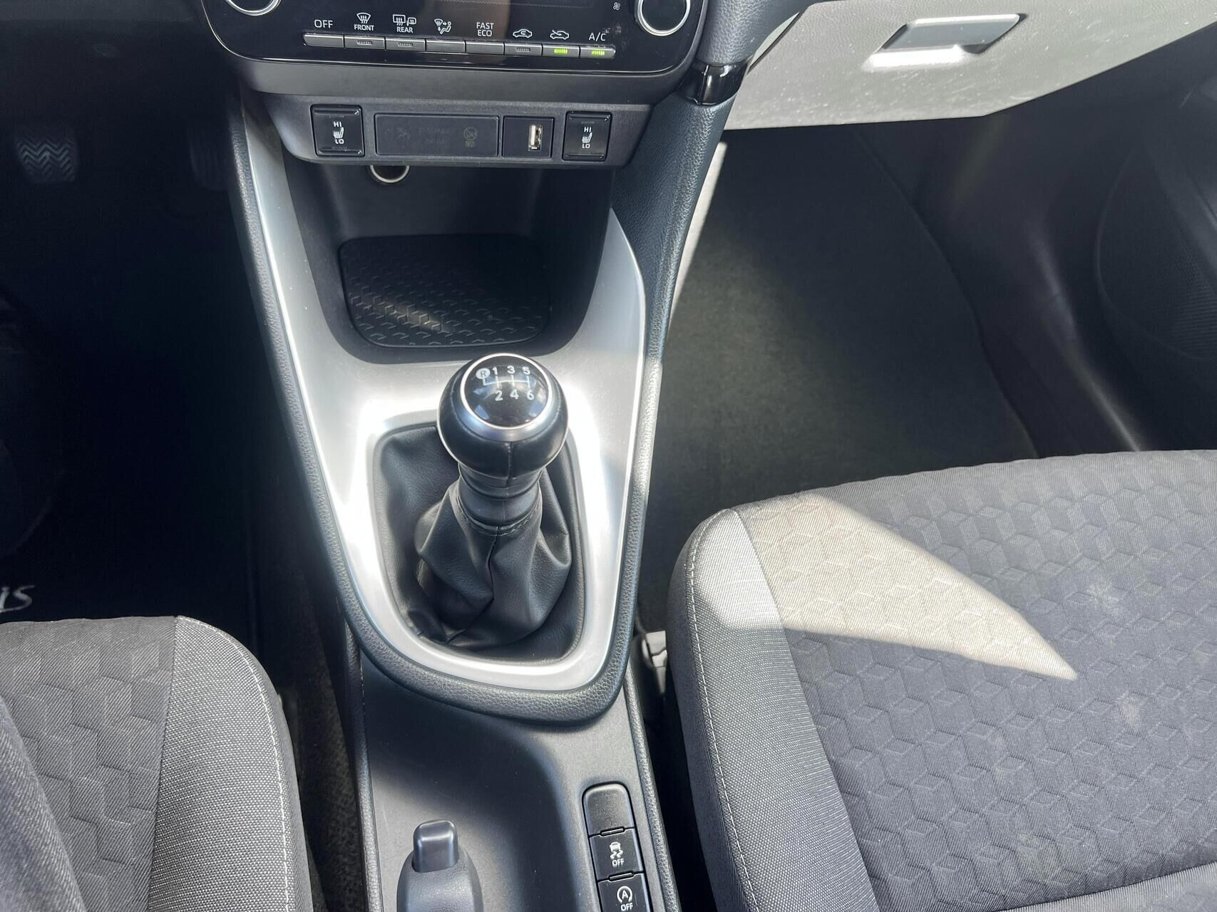 Sort Toyota Yaris fra 2021