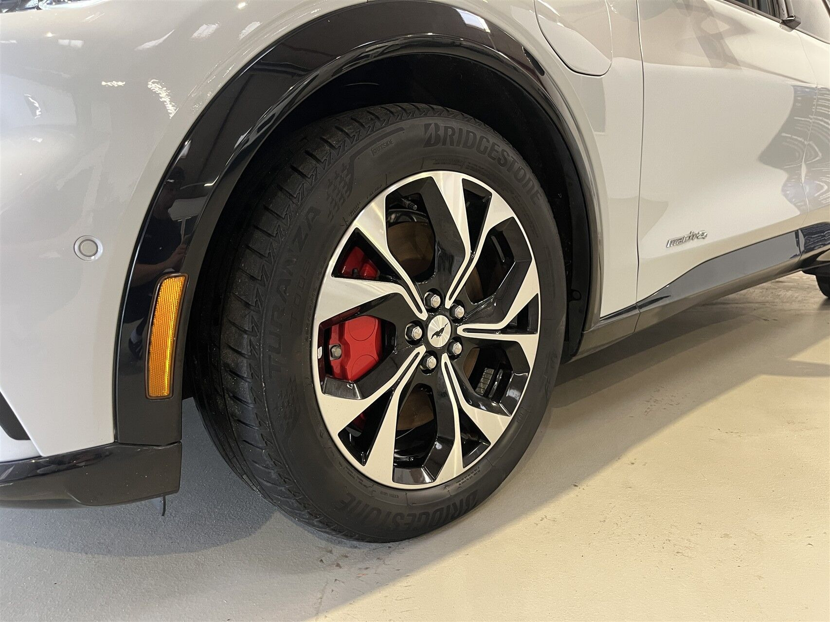 Hvid Ford Mustang Mach-E fra 2023