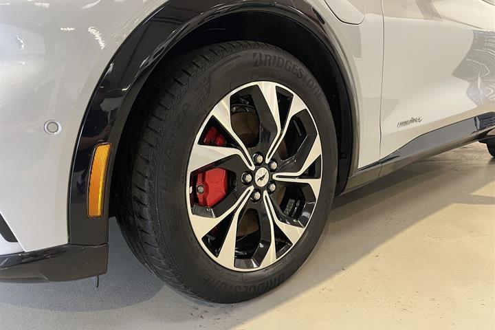 Hvid Ford Mustang Mach-E fra 2023