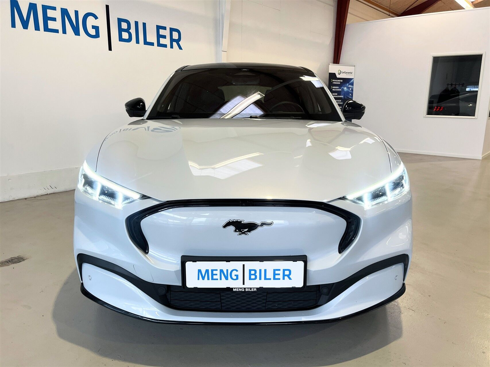 Hvid Ford Mustang Mach-E fra 2023
