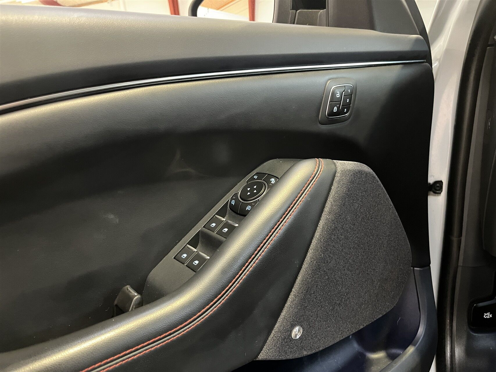 Hvid Ford Mustang Mach-E fra 2023