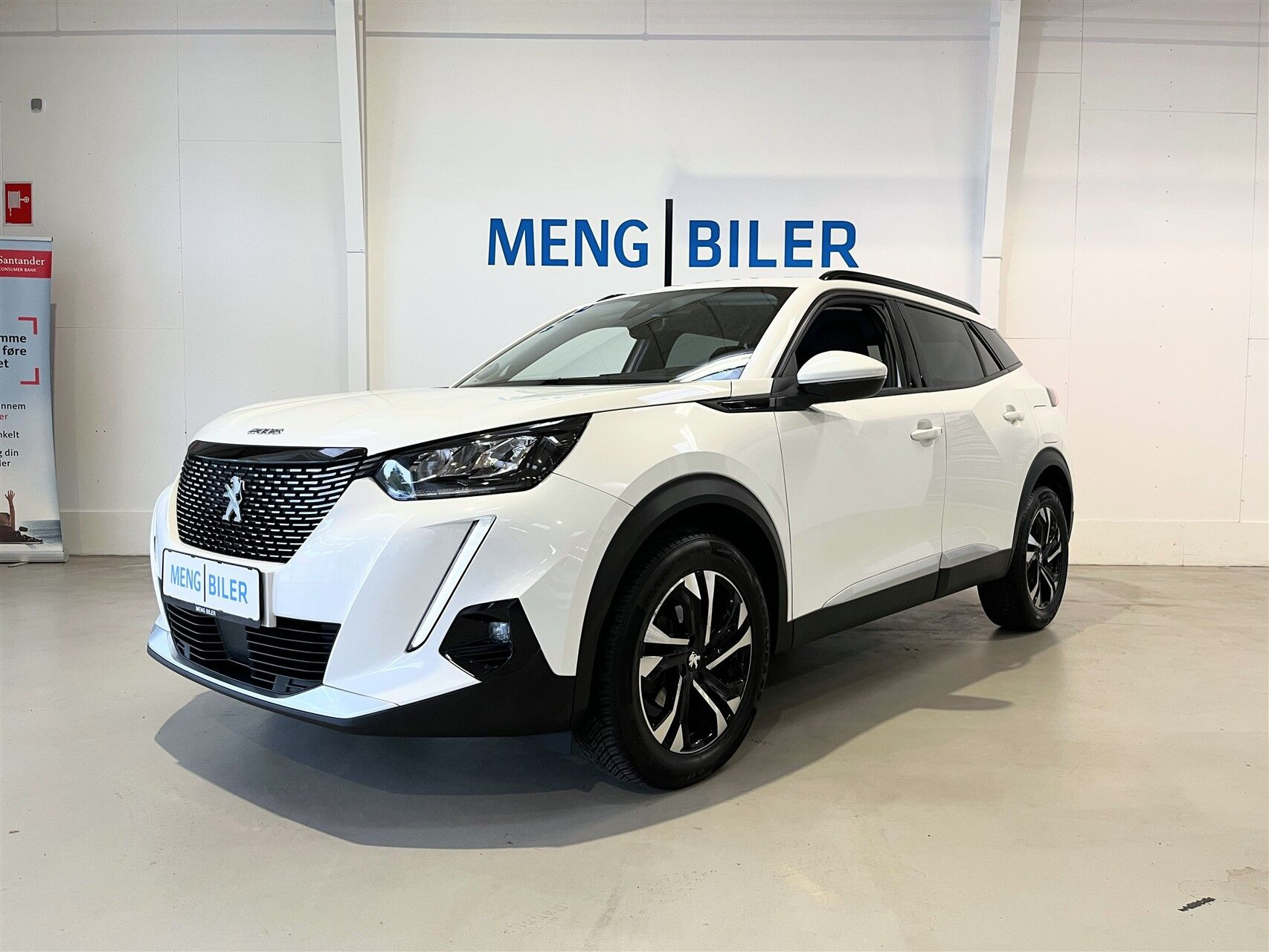 Hvid Peugeot 2008 fra 2021 set udefra