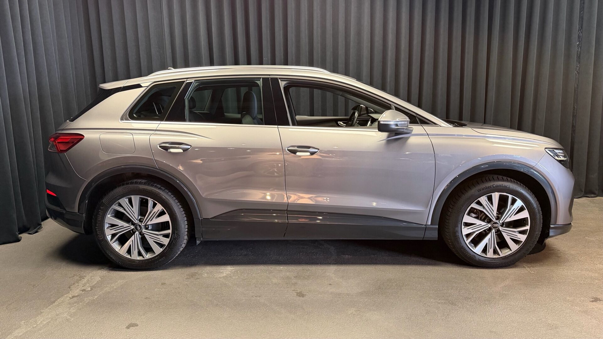 Grå Audi Q4 fra 2023