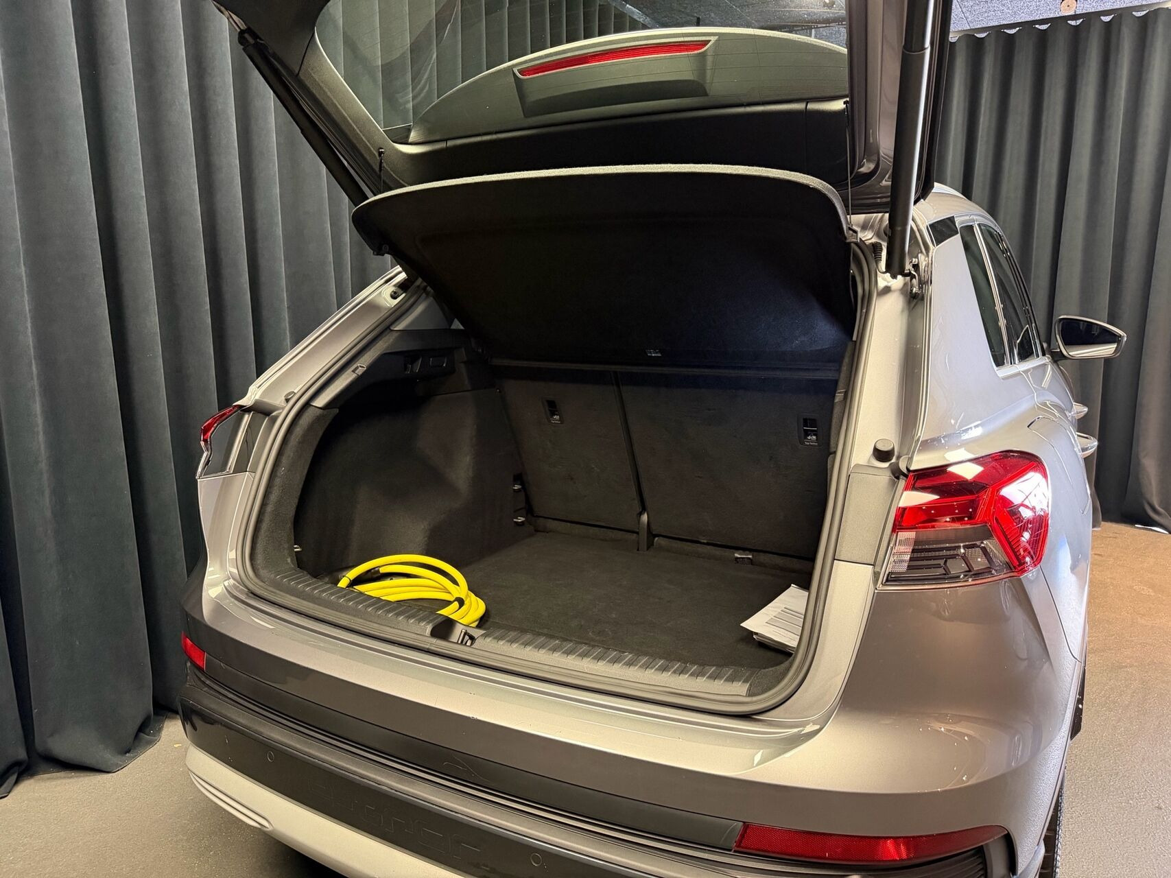 Grå Audi Q4 fra 2023