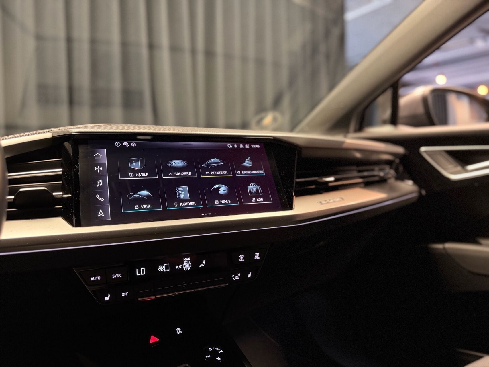 Grå Audi Q4 fra 2023