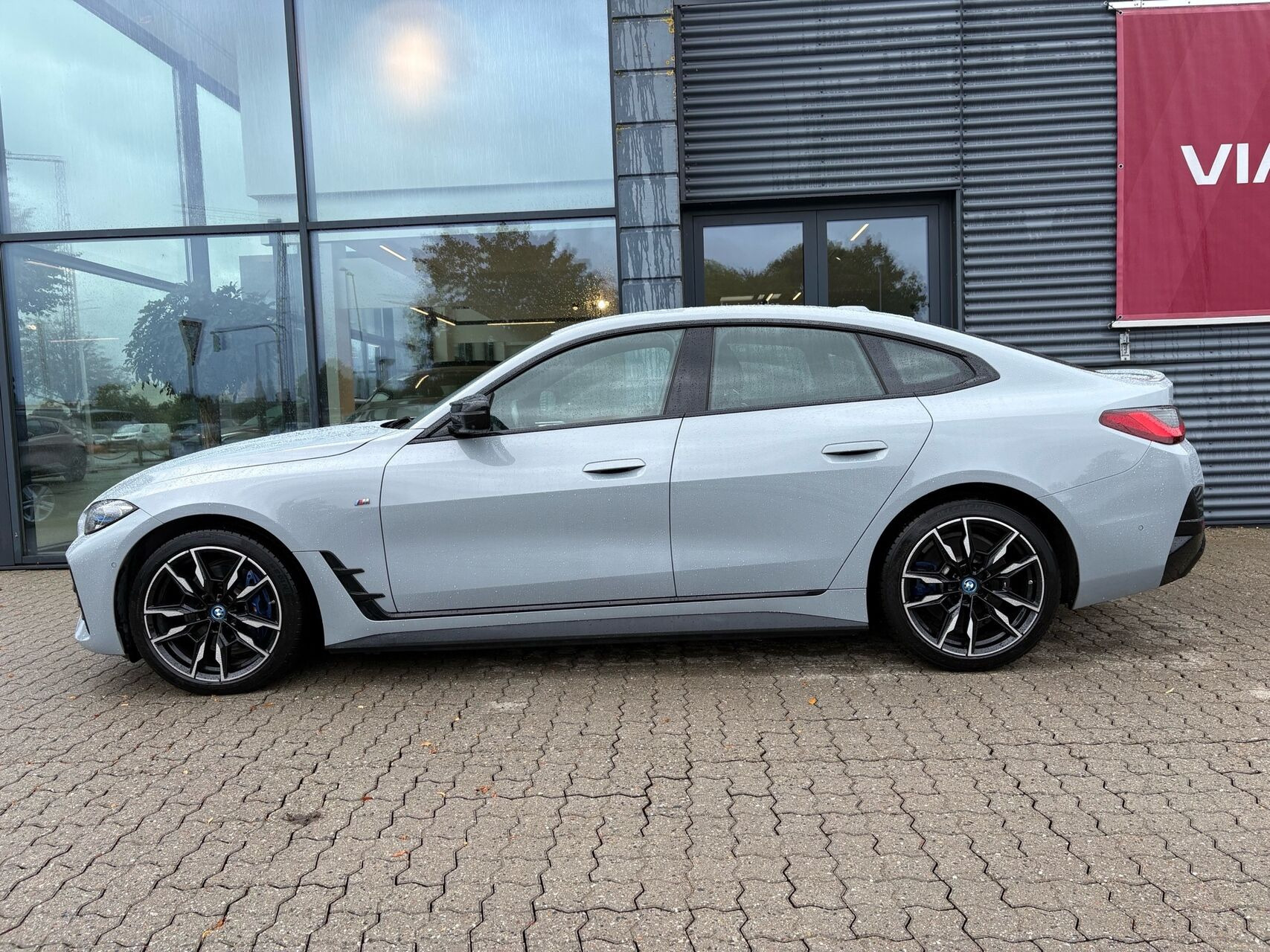Sølv BMW i4 fra 2023