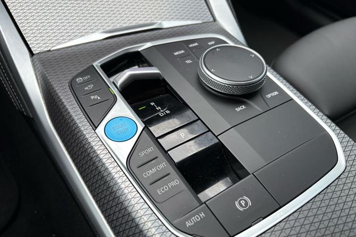 Sølv BMW i4 fra 2023