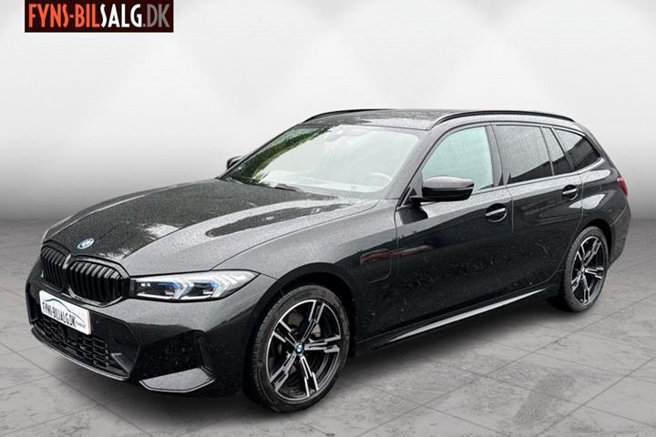 Sort BMW 330e fra 2022