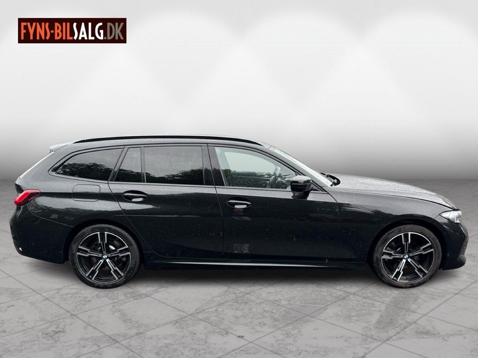 Sort BMW 330e fra 2022