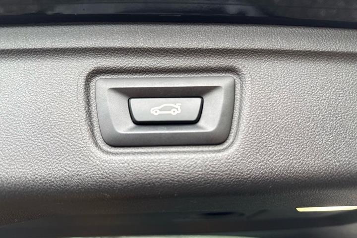 Sort BMW 330e fra 2022