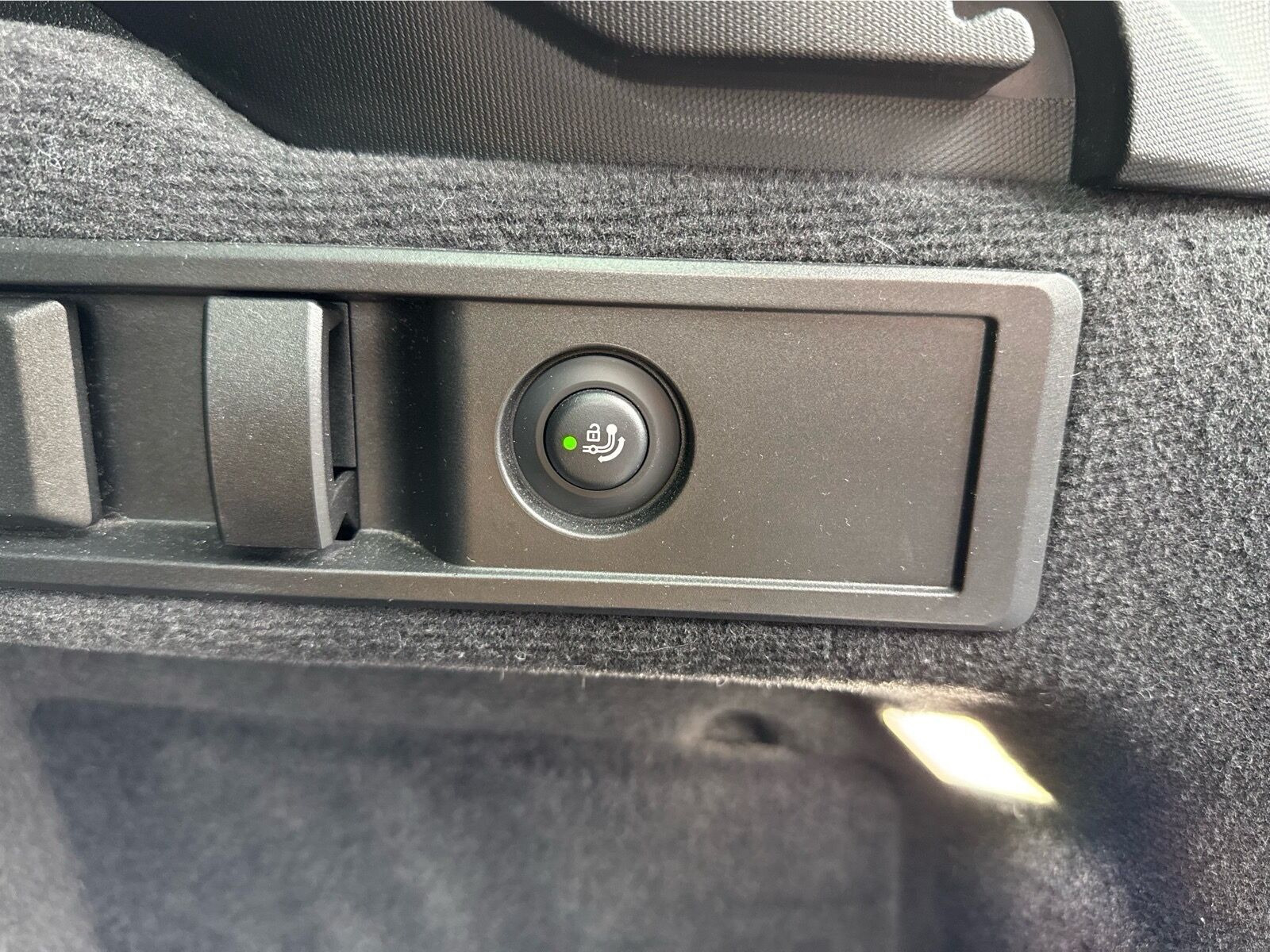 Sort BMW 330e fra 2022