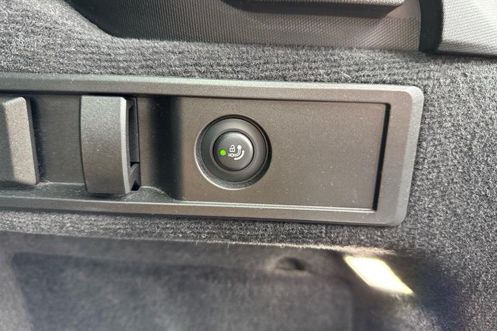 Sort BMW 330e fra 2022