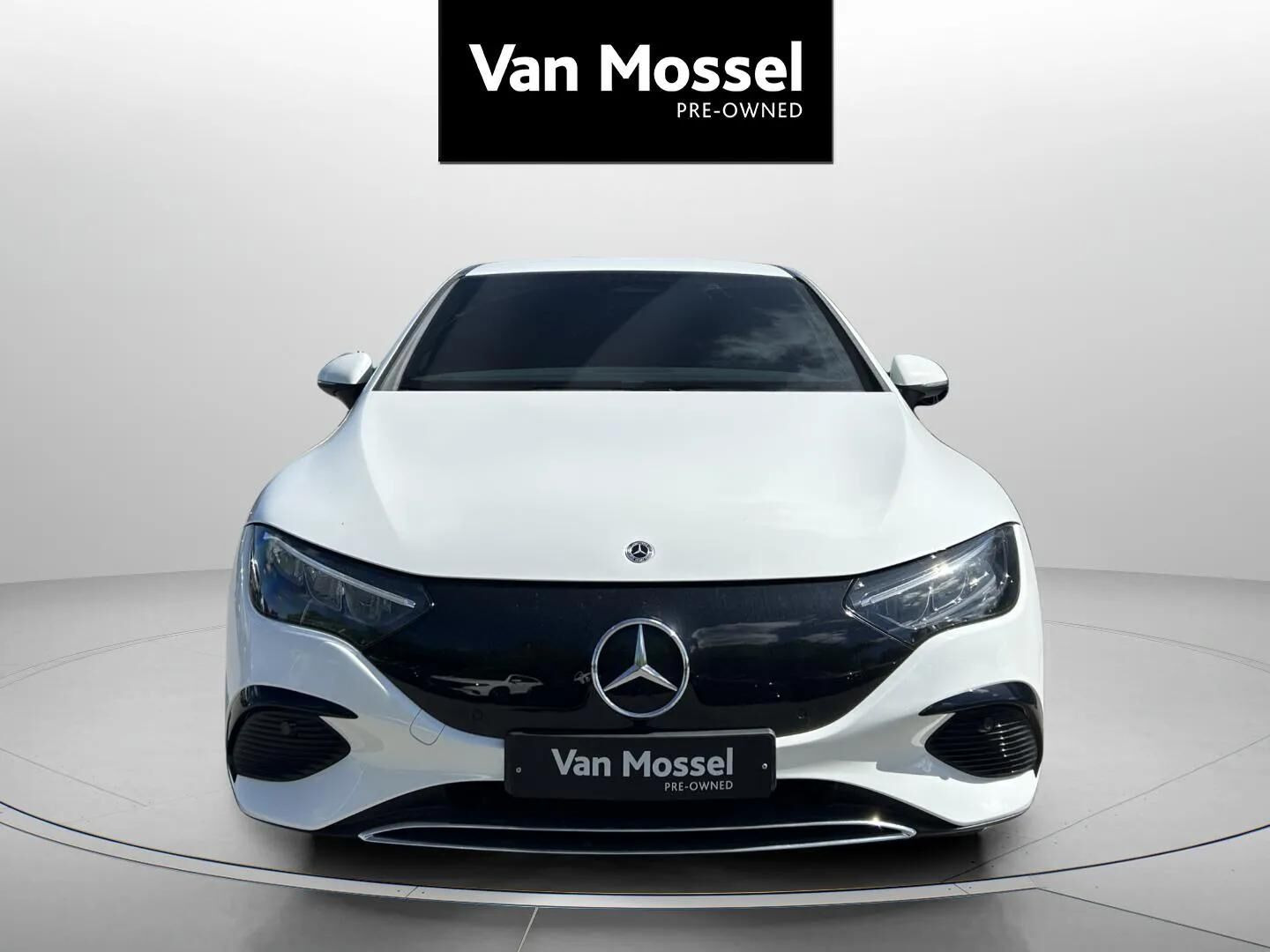 Hvid Mercedes EQE300 fra 2023