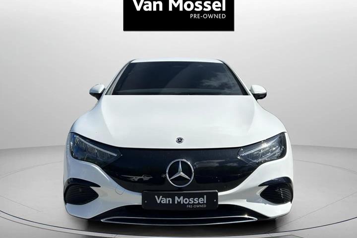 Hvid Mercedes EQE300 fra 2023