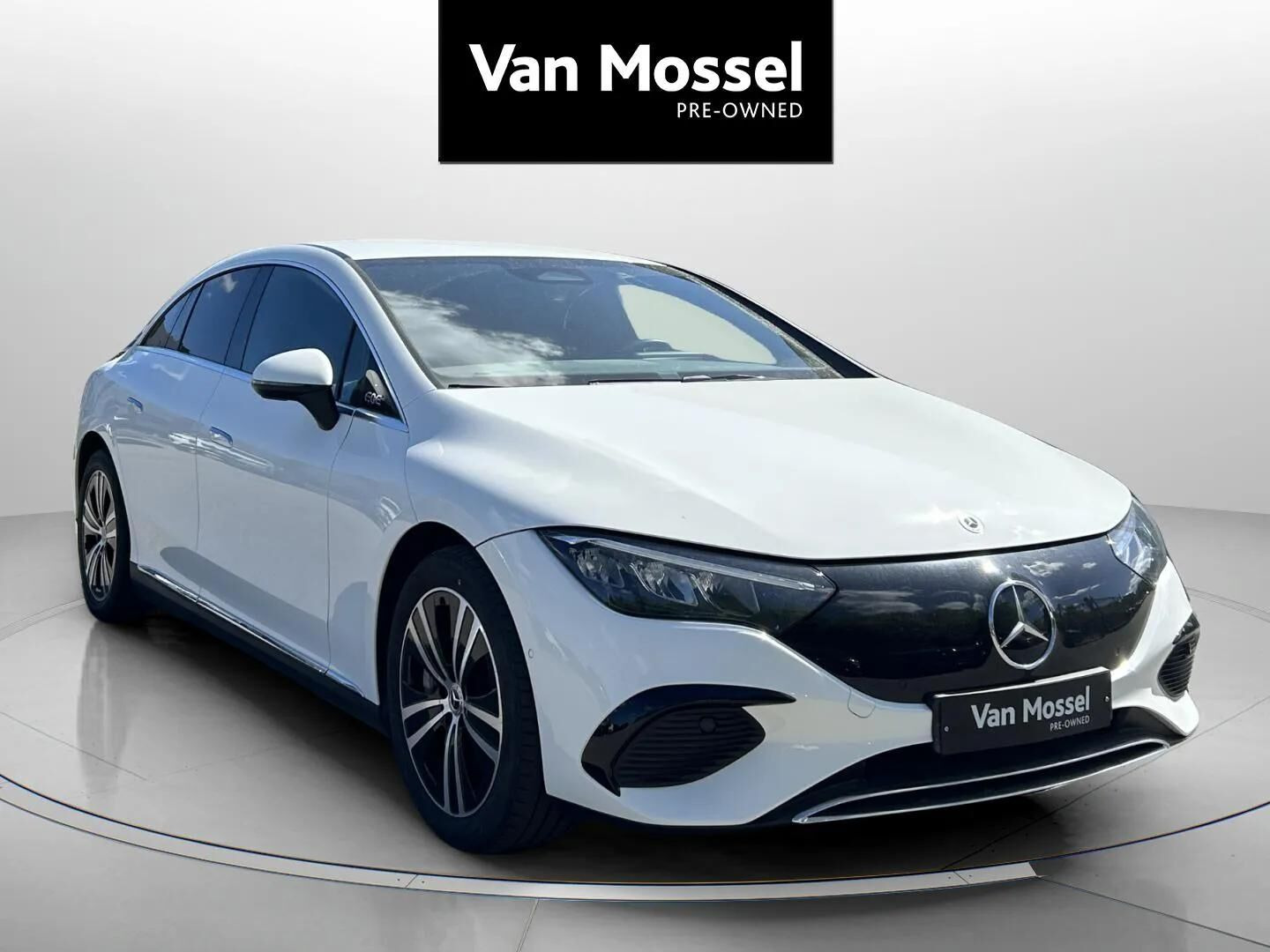 Hvid Mercedes EQE300 fra 2023