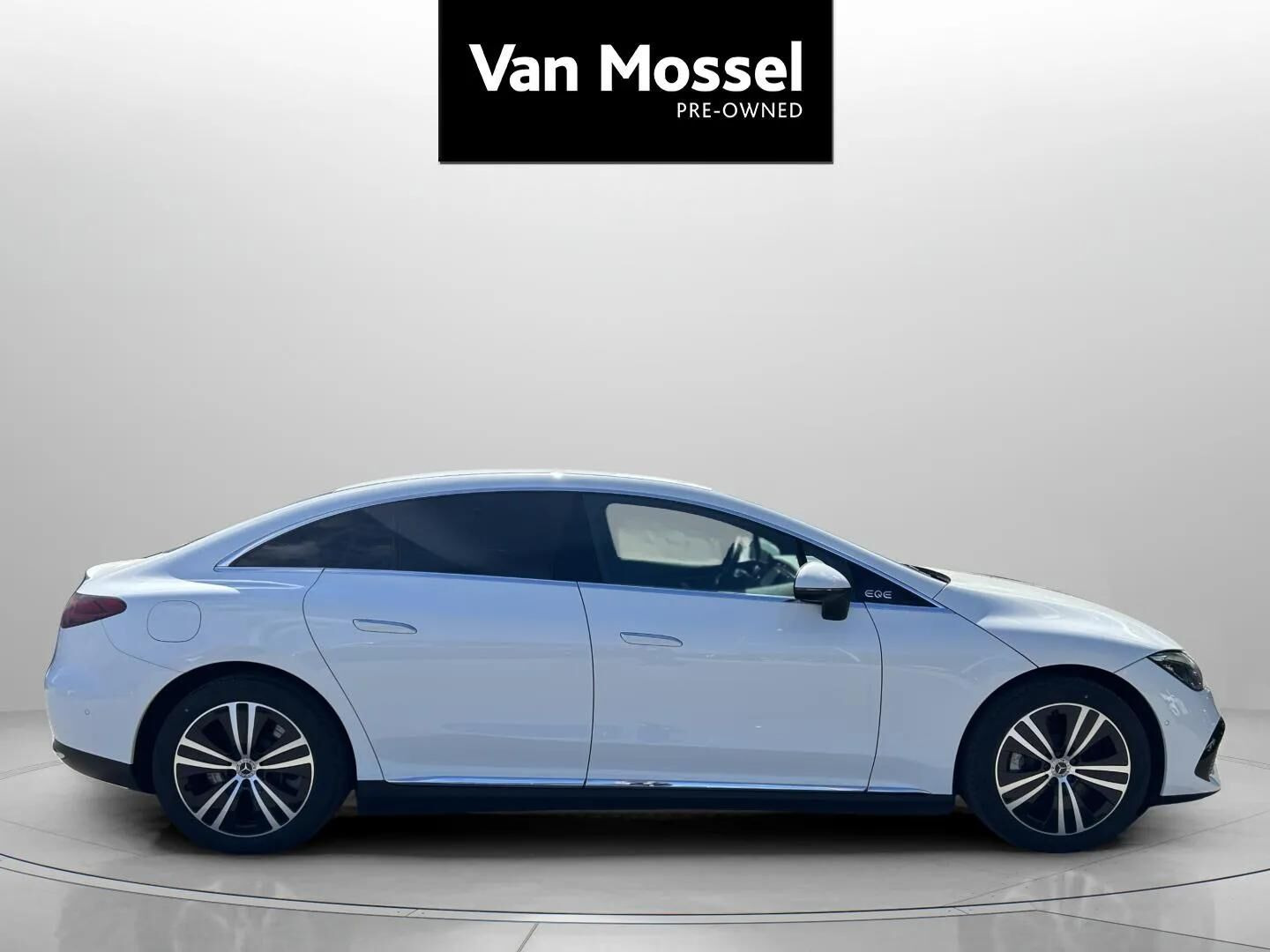 Hvid Mercedes EQE300 fra 2023