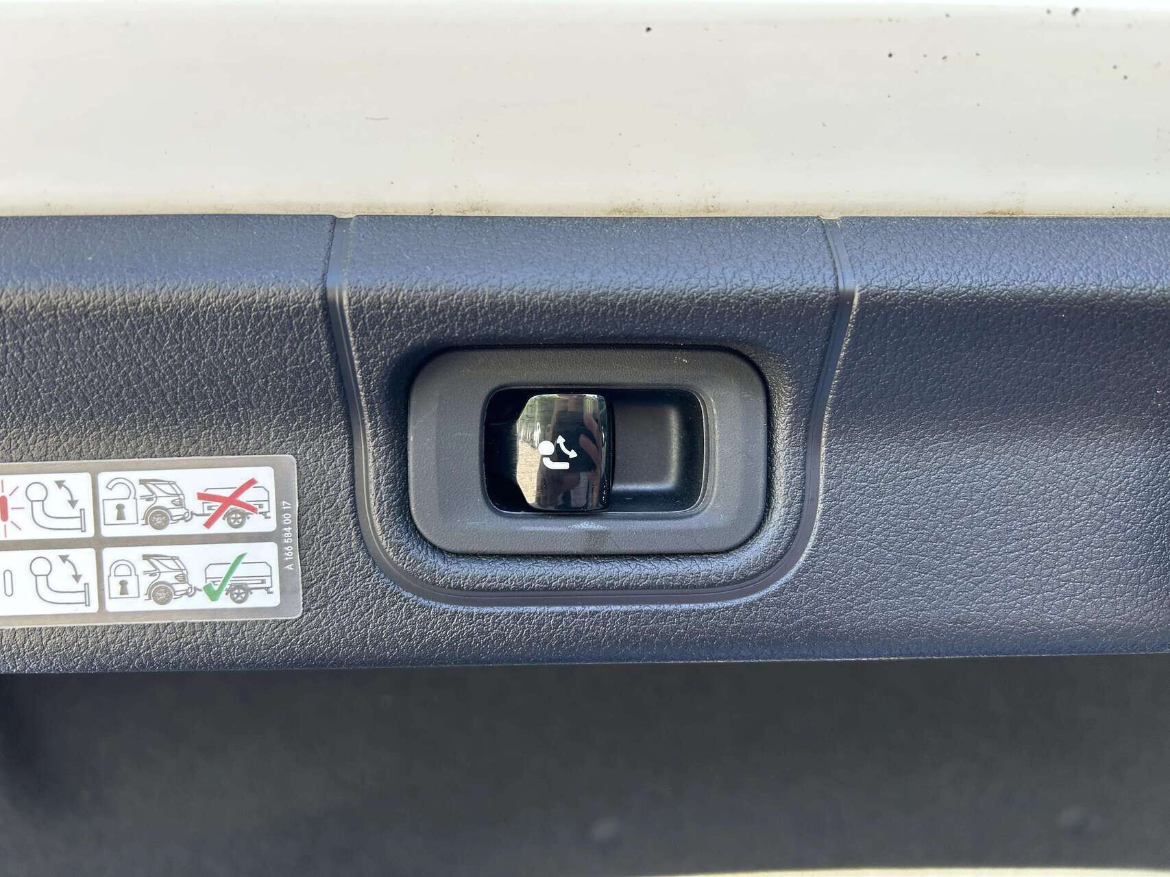 Hvid Mercedes EQE300 fra 2023