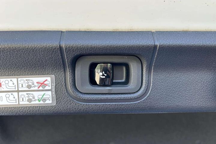 Hvid Mercedes EQE300 fra 2023