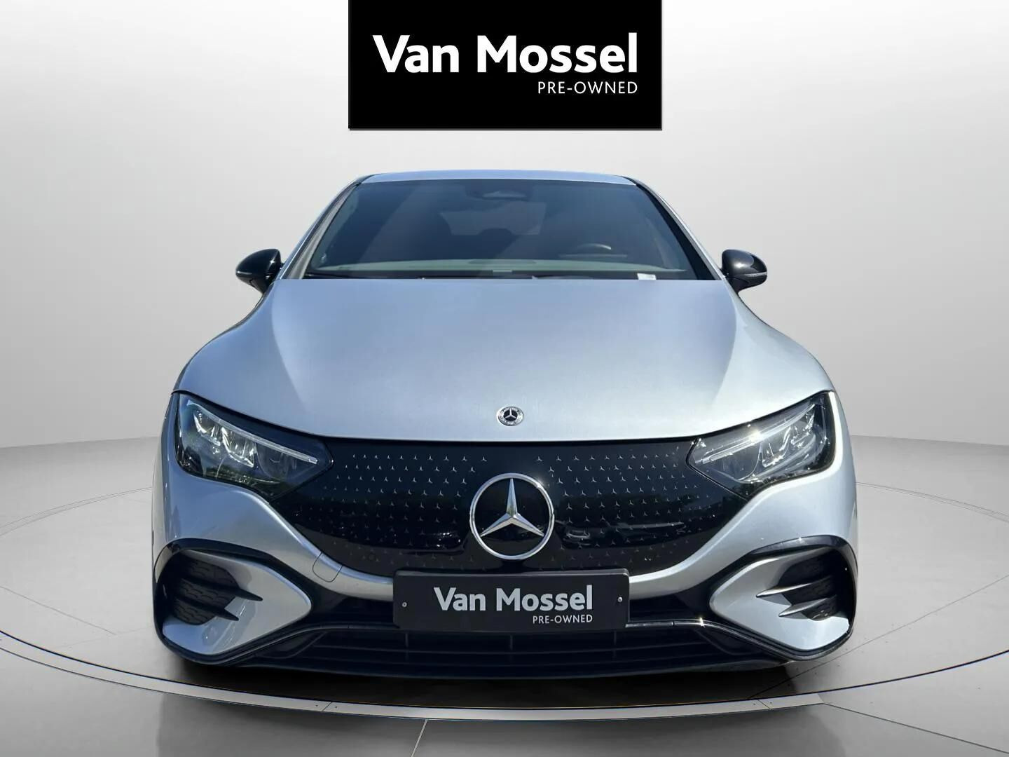 Sølv Mercedes EQE350+ fra 2023