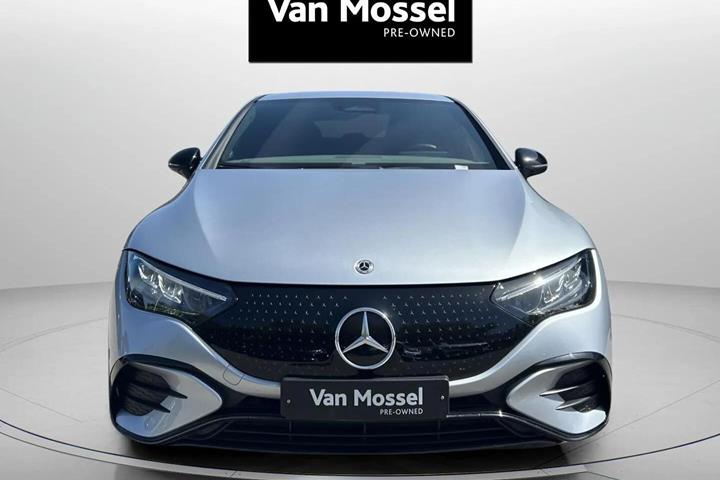 Sølv Mercedes EQE350+ fra 2023